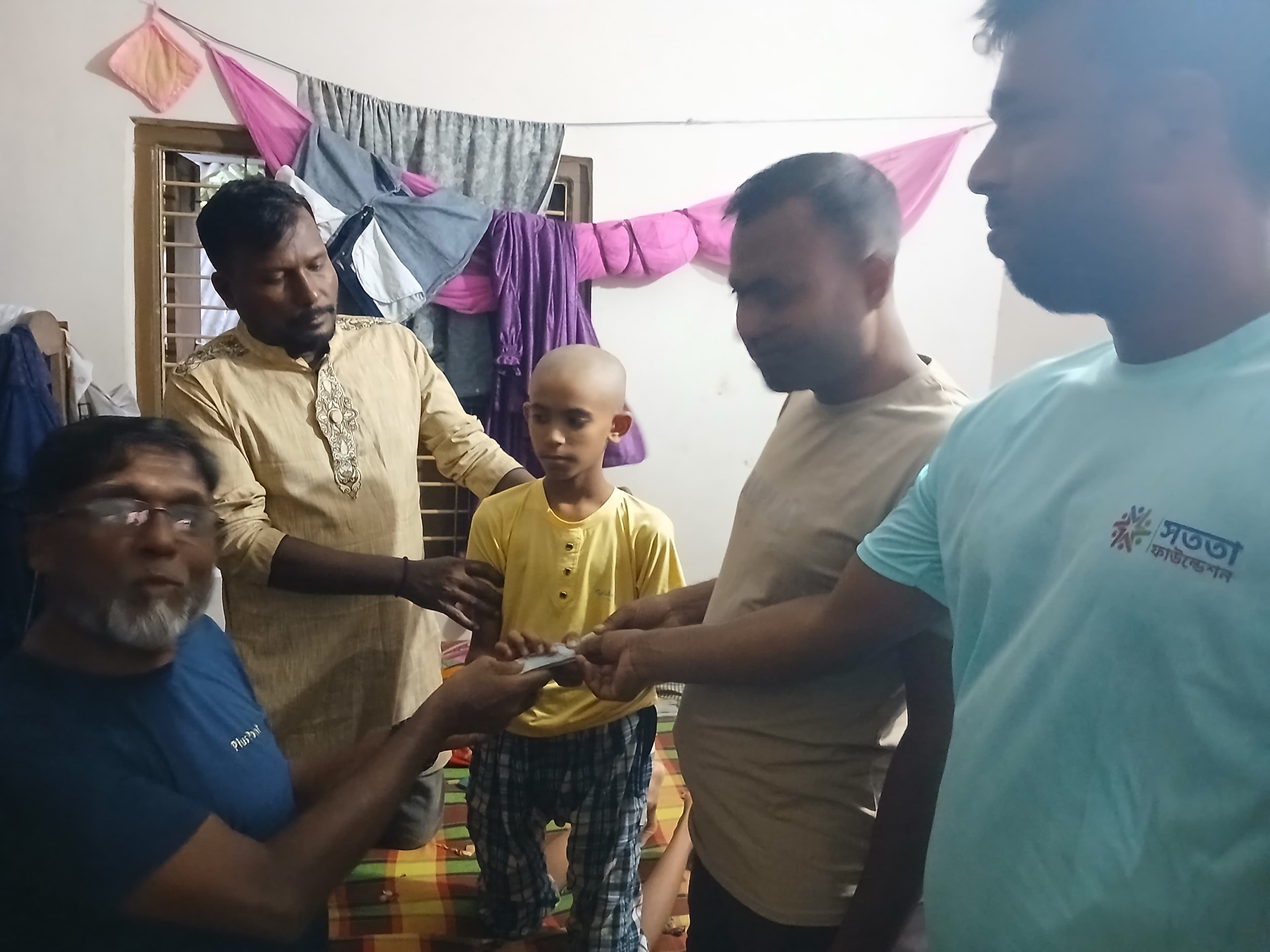 অসুস্থ শিশুর পরিবারকে সহায়তা প্রদান