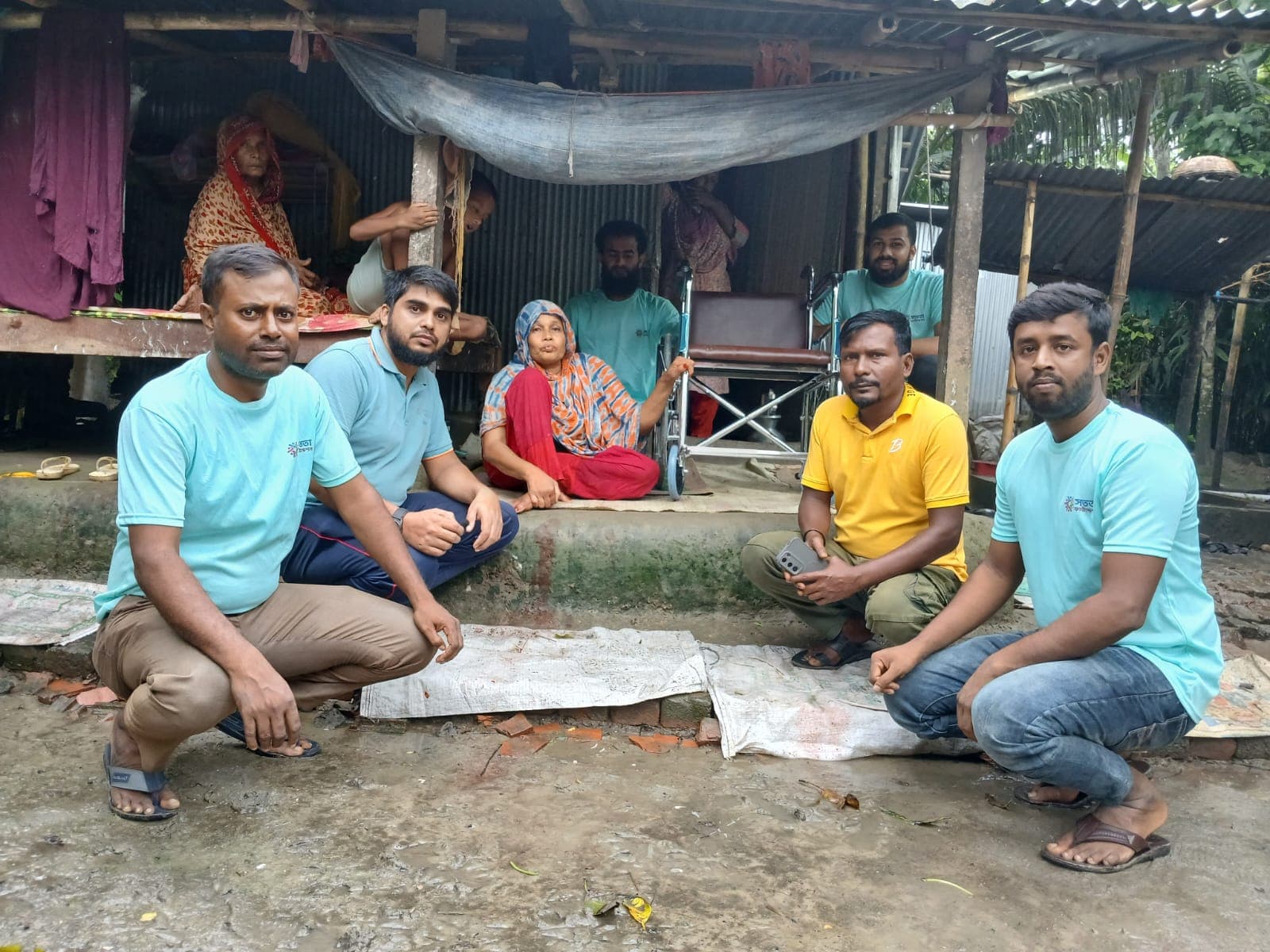 হুইলচেয়ার প্রদান অনুষ্ঠানে সতোতা ফাউন্ডেশনের সদস্যরা