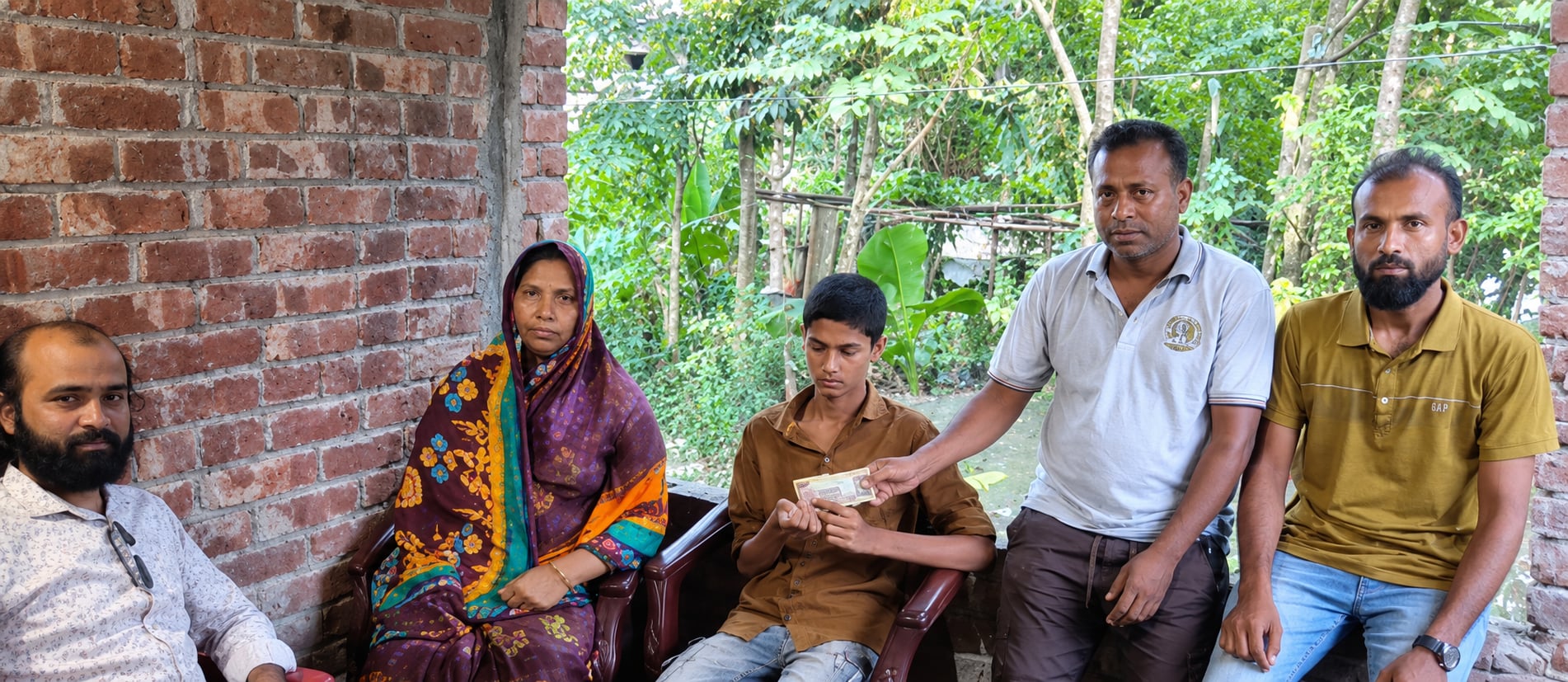 হাতে গুরুতর আঘাতপ্রাপ্ত রোগী আশিককে চিকিৎসা সহায়তা — 2